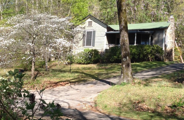 1882 Cottage-charming! LOCATION! Pets w/fee. Long term rates,re Springwood Inn.