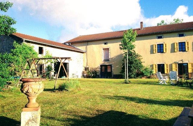 1896 Farmhouse 5 Rooms 9 Guests. Great Nature in Farming Country.