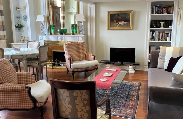 18th-century apartment on the banks of the Garonne 10 minutes from downtown Chartrons parking