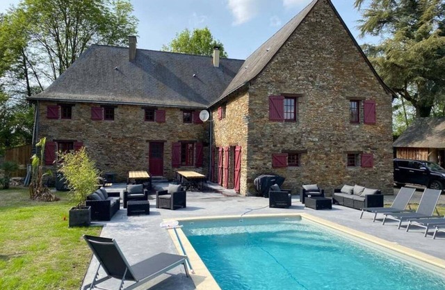 18th century residence with swimming pool for 20 people in the heart of greenery.