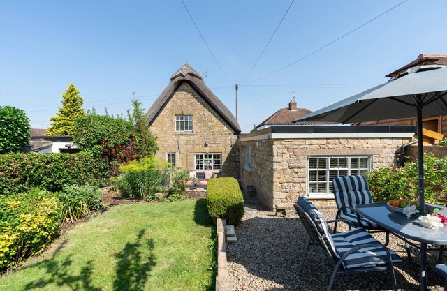 18th century thatched Cotswold holiday cottage in Broadway - Orchard Cottage, Broadway