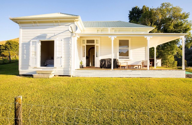 1900's Villa on the forgotten world road