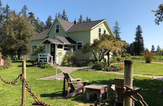 1907 Historic Anderson Farmhouse-Complete Restoration & A Step Back in Time