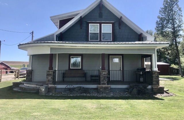 1909 Restored Homestead House Close to Great Falls