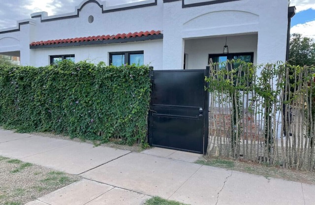 1926 Historic Duplex/Near U of A/1 BR 1 BA