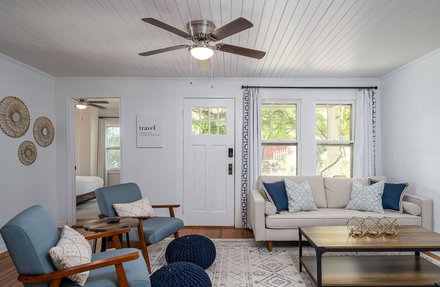 ★1930s Cottage w/Patio/by River/Shops/Activities★