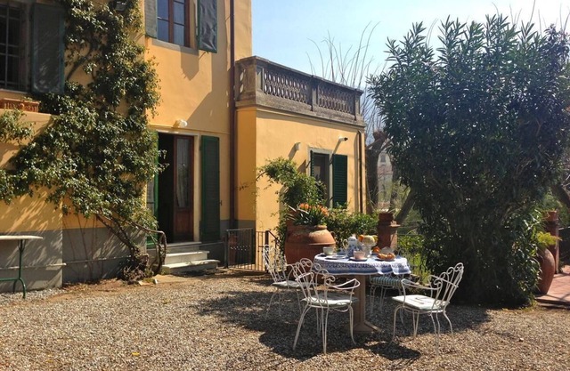19th century villa: living room, dining, study, 5 double rooms, park, panorama.