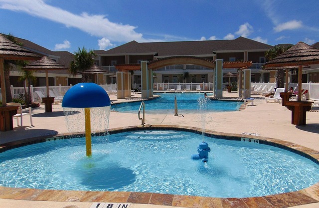 1b/1b for 6 max4adults! Heated pools! Steps from the BEACH! Netflix! Playground!