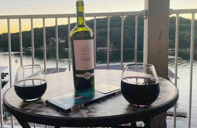 1bd 1 ba Lakeview Condo with private balcony