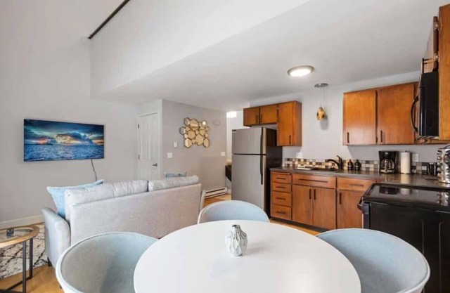 1bdrm townhouse in Perry District