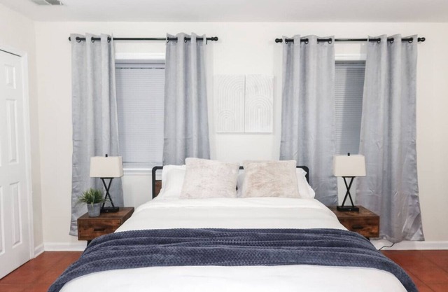 1Bed 1Bath Apt near EWR, Parking 18' from Penn St.