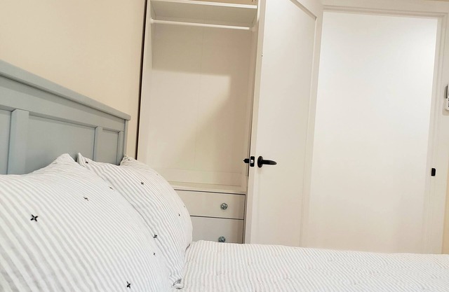 1Bedroom Guesthouse in Downtown Glendale near shops/mall. Outdoor Cafe Table.