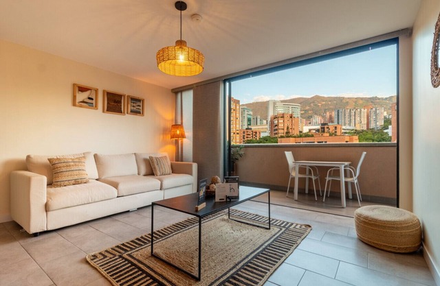 1BR Apt private Balcony with AC near Milla de Oro