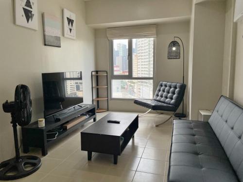 1BR Avida San Lorenzo Condo w Parking WiFi Tower 2 in Makati City