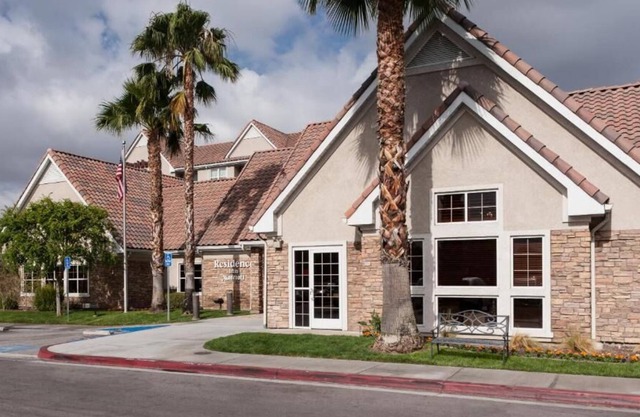 1BR Close to Frisbie Park w/ Full Kitchen, Indoor Pool & Pets Allowed!