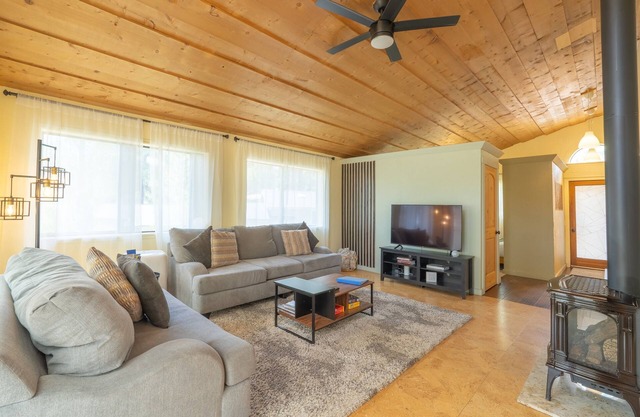 1Br Hidden Gem overlooking Wetland Dog Friendly