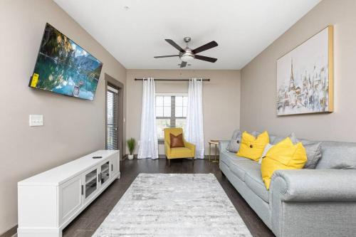 1Br Uptown, Pool, Wine, near Convention Center 311