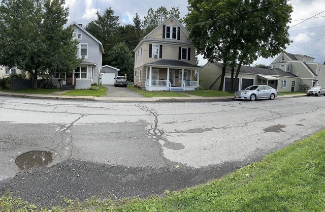 1st Class Rentals - Munson Manor III - 5 Bedroom 2 Bathroom House