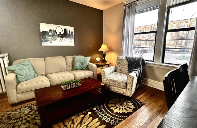 1st Fl King+Queen Beds, Steps to Metrolink, Free Gated parking