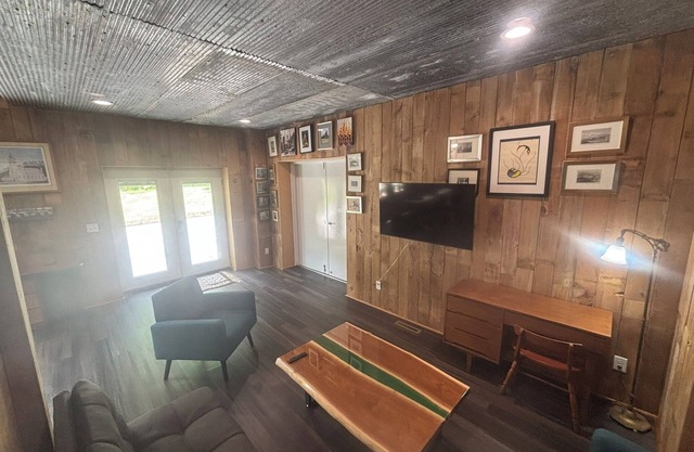 1st Floor 2BR Downtown + 2 Parking Spaces