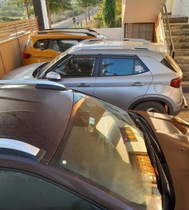 1st Floor 3 BHK for 12 Decent People With Free Parking