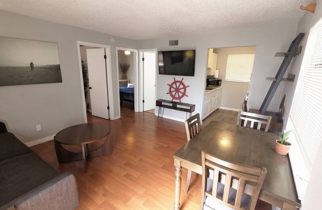2/1 Upstairs Apt - 15 min from beach or downtown!