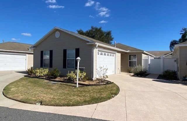 2/2 COURTYARD CLOSE TO LAKE SUMTER LANDING