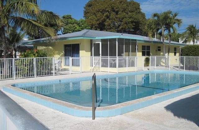 2/2 Duplex, Pool,Tiki Hut, Duck Key Clean wide Canal