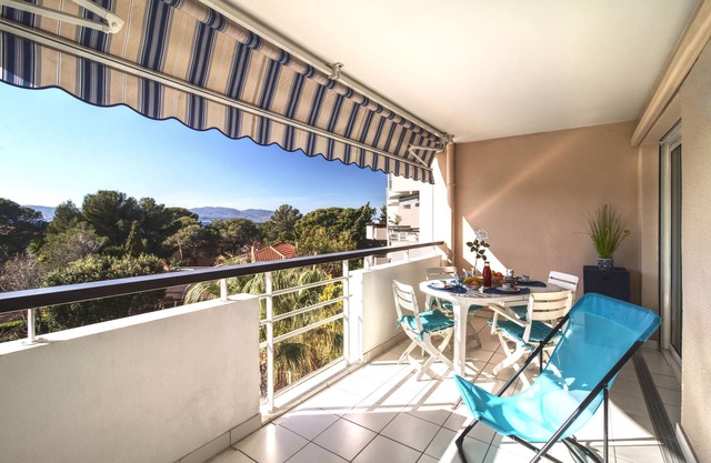 2 air-conditioned cabin rooms by the sea. Private garage and swimming pool.
