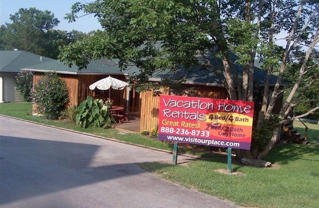 2 BD/2BA LOG HOME 1 1/2 MI To SDC 500 YDS TO TABLE ROCK LAKE 15 MIN TO BRANSON