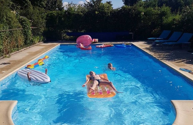 2 bed/2 bath (sleeps 4+) wifi pool 10% 14 night discount