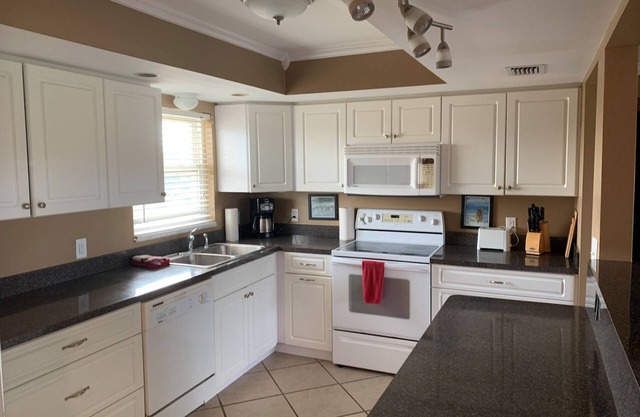 2 Bed 2 Bath - Sleeps 4 Mandatory 2 month minimum Stay