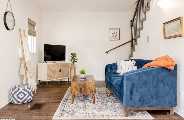 2 bed, 2 bath West Plaza House, yard, parking!