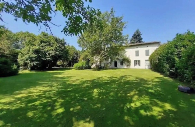 2 Bed apartment with private pool on the Dordogne River, restaurants 2 min walk.