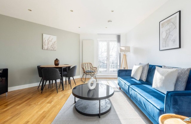 2 Bed Apartment with Balcony in Wembley