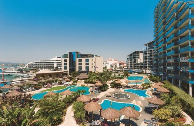 2 Bed Apt in Ocean Village - Pools - Jacuzzi - WiFi - Rock Views