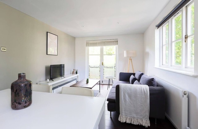 2 Bed Balcony Flat Chelsea Harbour