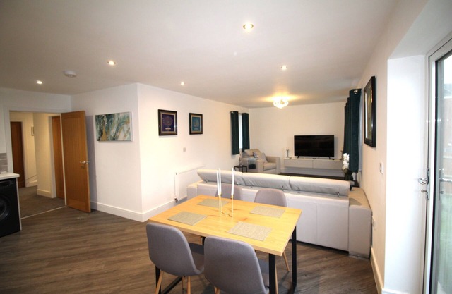 2 Bed Bungalow - Large Enclosed Garden - New Build