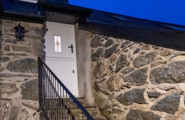 2 Bed Cottage with own kitchen and living space