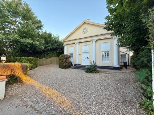 2 bed Elegant Flat in Stansted with parking