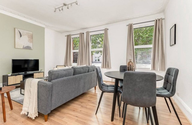 2 Bed Flat in Acton Town