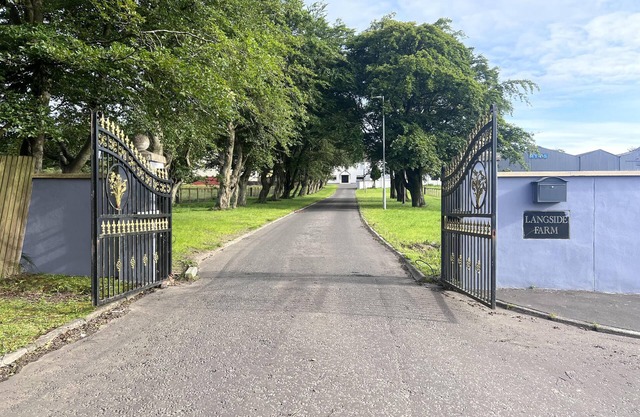 2 Bed Flat - Sleeps 4 - Pets - Hot Tub - Gym