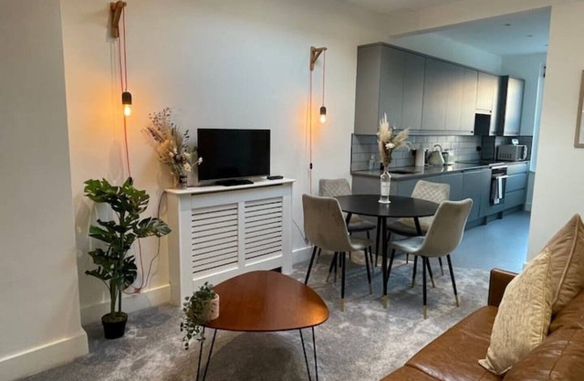 2 bed flat West Kensington/Fulham