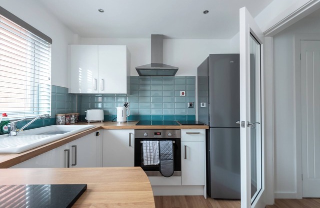 2 Bed Home near Hull Marina for contractors and families.