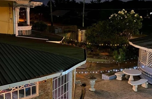 2 Bed House - Sleeps 4 - Pool - Parking - Wifi