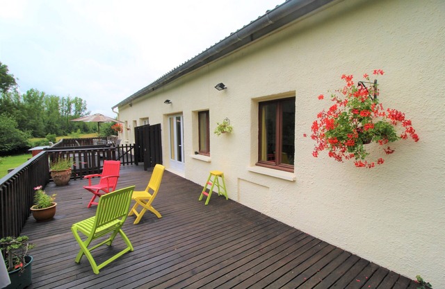 2 bed lakeside guest house with parking