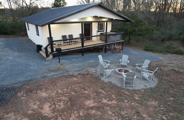2 Bed Mountainside Cabin w/Hot Tub 15 min to Mena