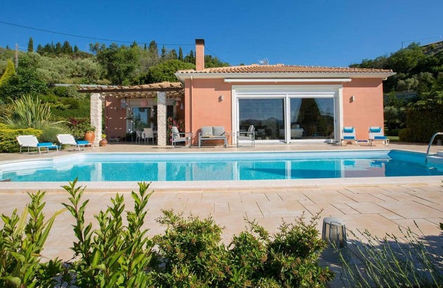 2 bed single storey villa with pool.