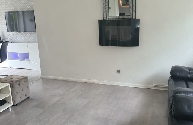 2 bed sleeps 4/5 people! Garden excellent to the city 20 mins direct