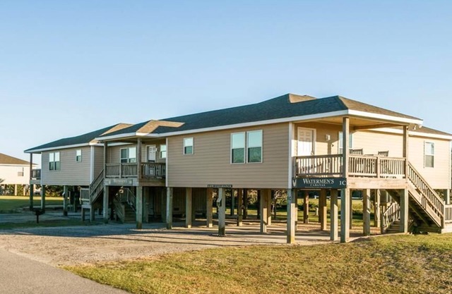 2-bedroom, 1-bathroom apartment. Walk to beach and access to REAL Watersports